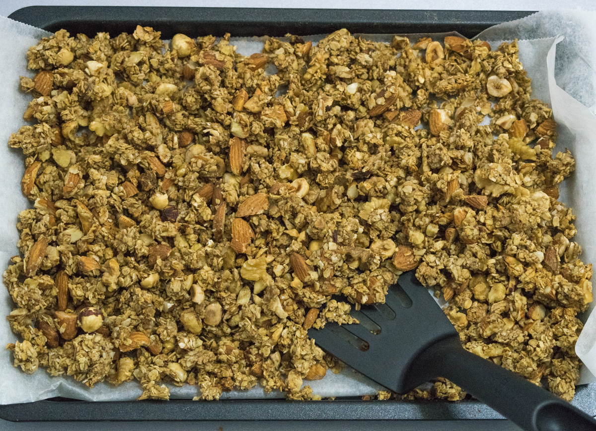 Brzi doručak: hrskava granola sa lešnicima i bademom